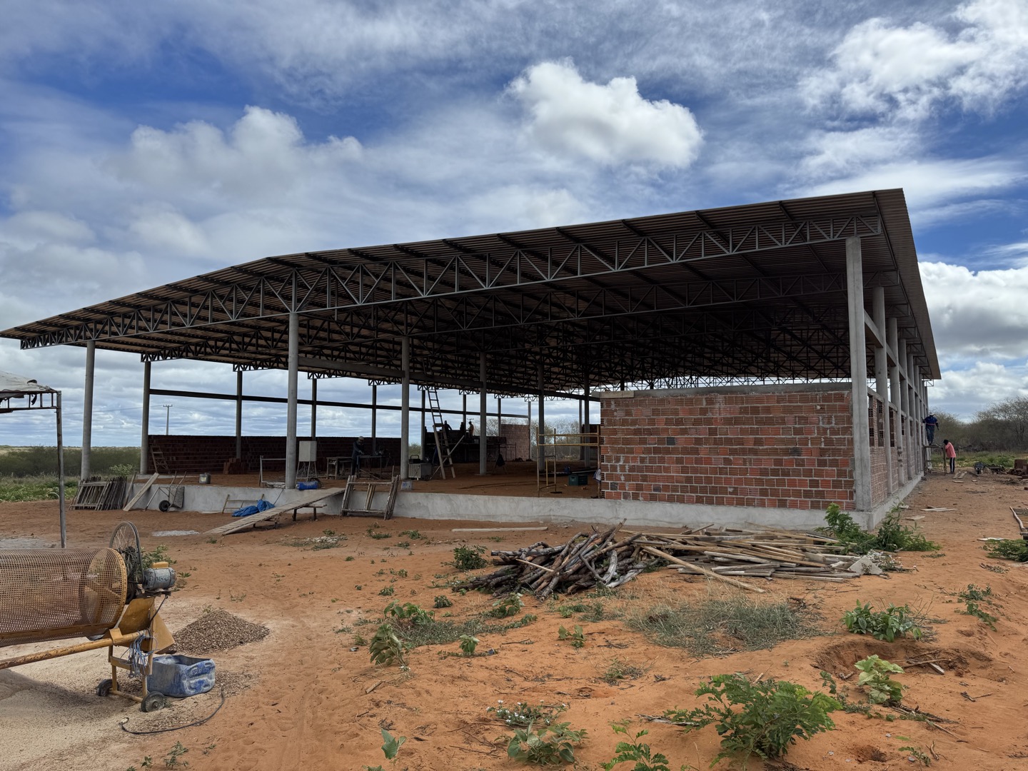 Cobertura e paredes em construção — julho de 2025.